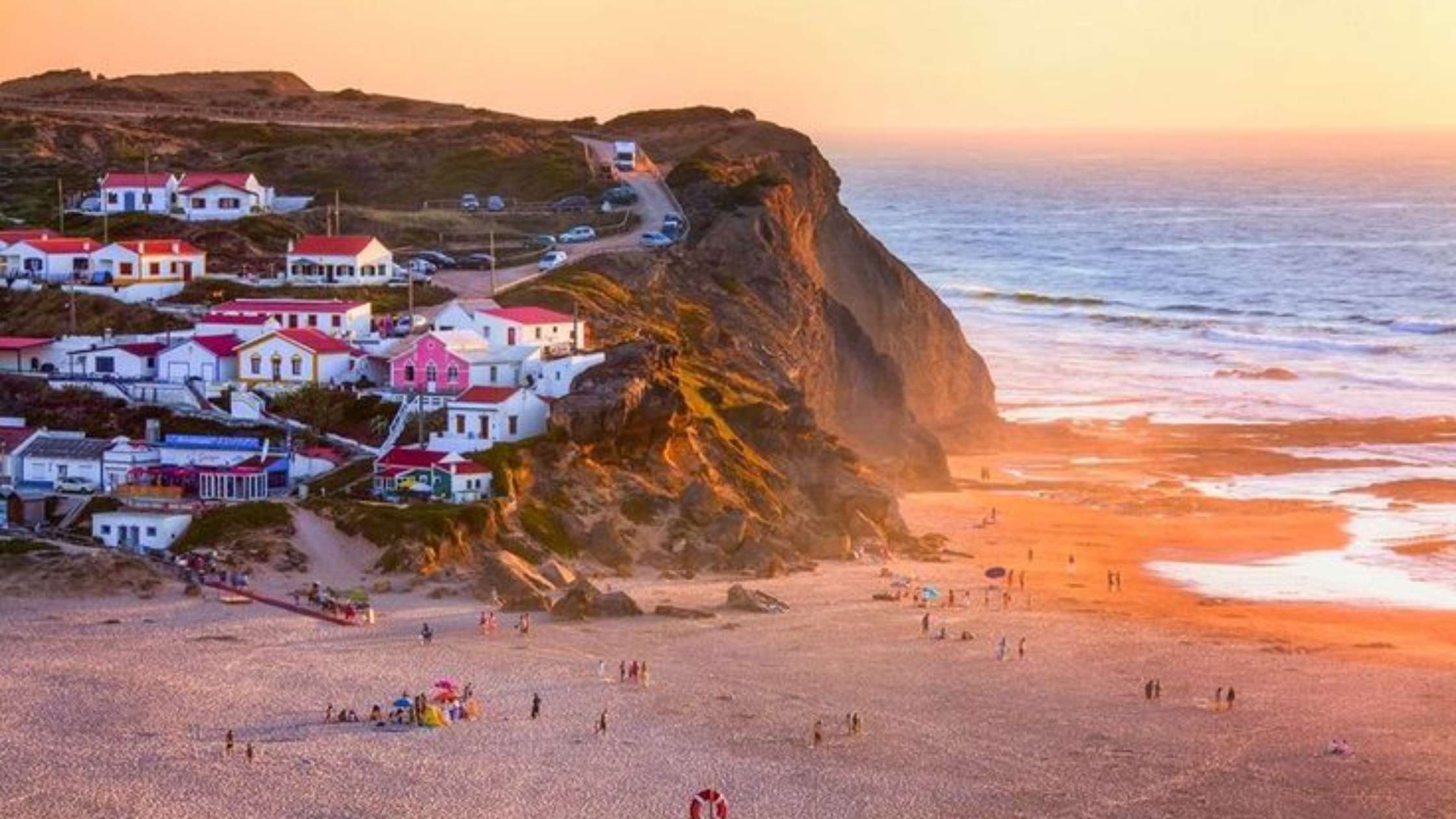Praia de Monte Clérigo, com as casas sobre a falésia