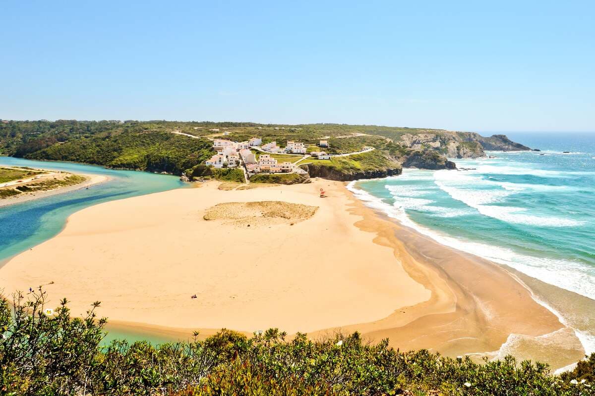 Praia de Odeceixe, na foz da ribeira