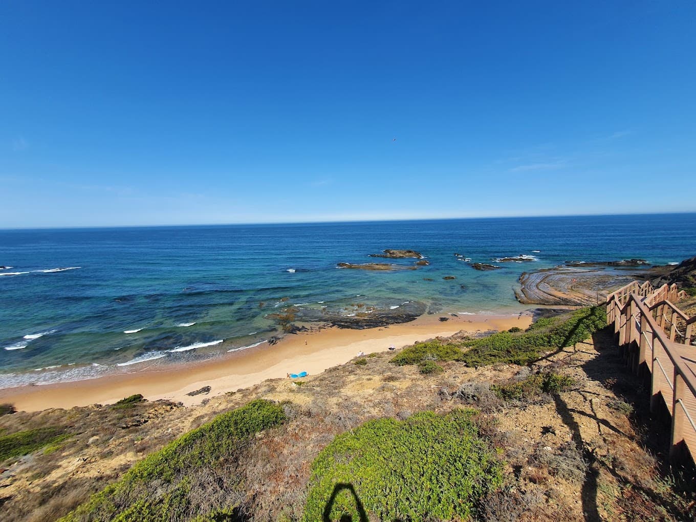 Praia da Carriagem, entre falésias