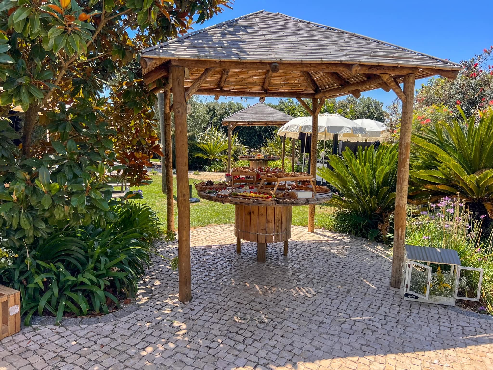 Banquete no jardim sob o gazebo