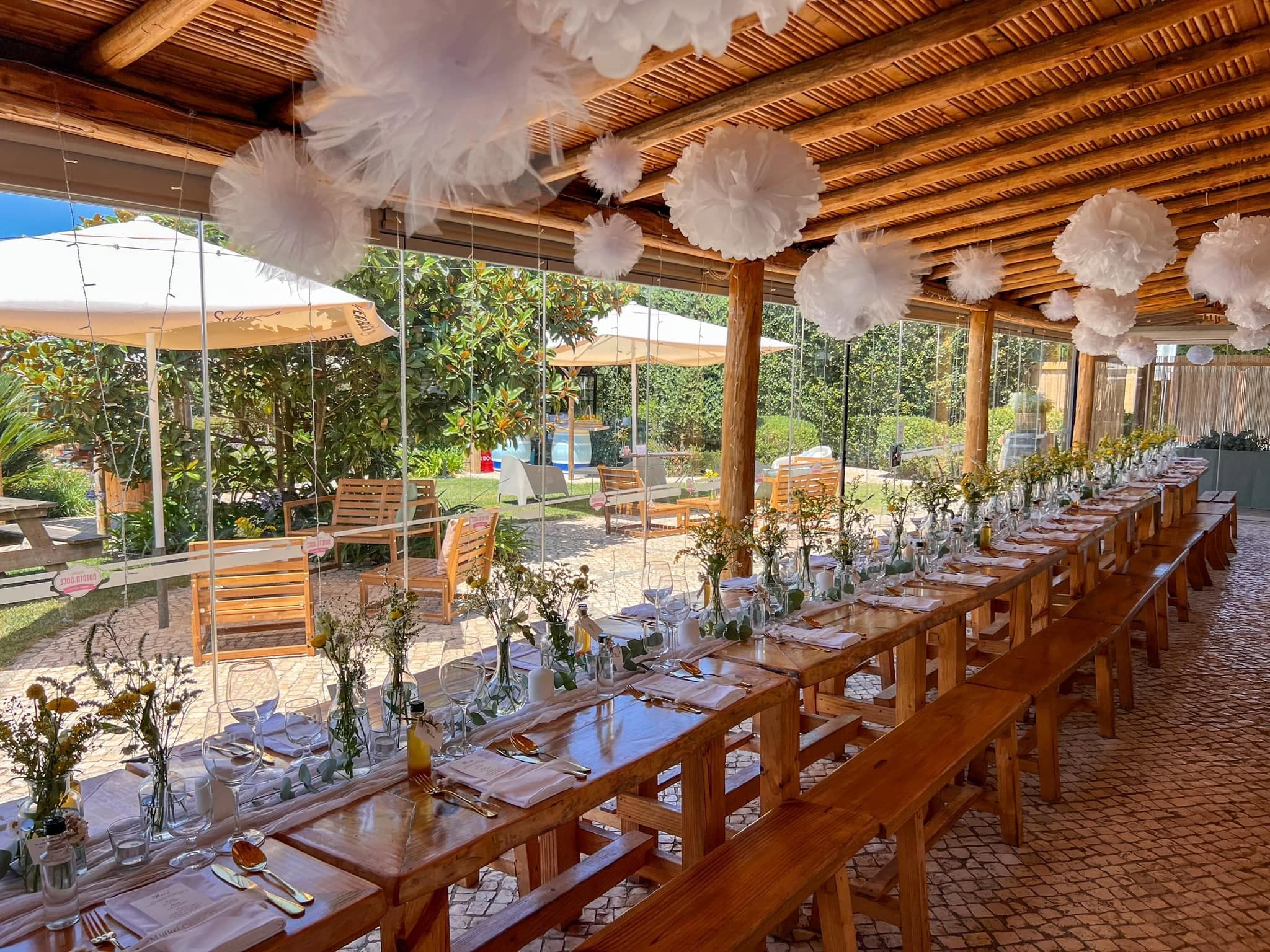 Mesa posta no interior para um evento