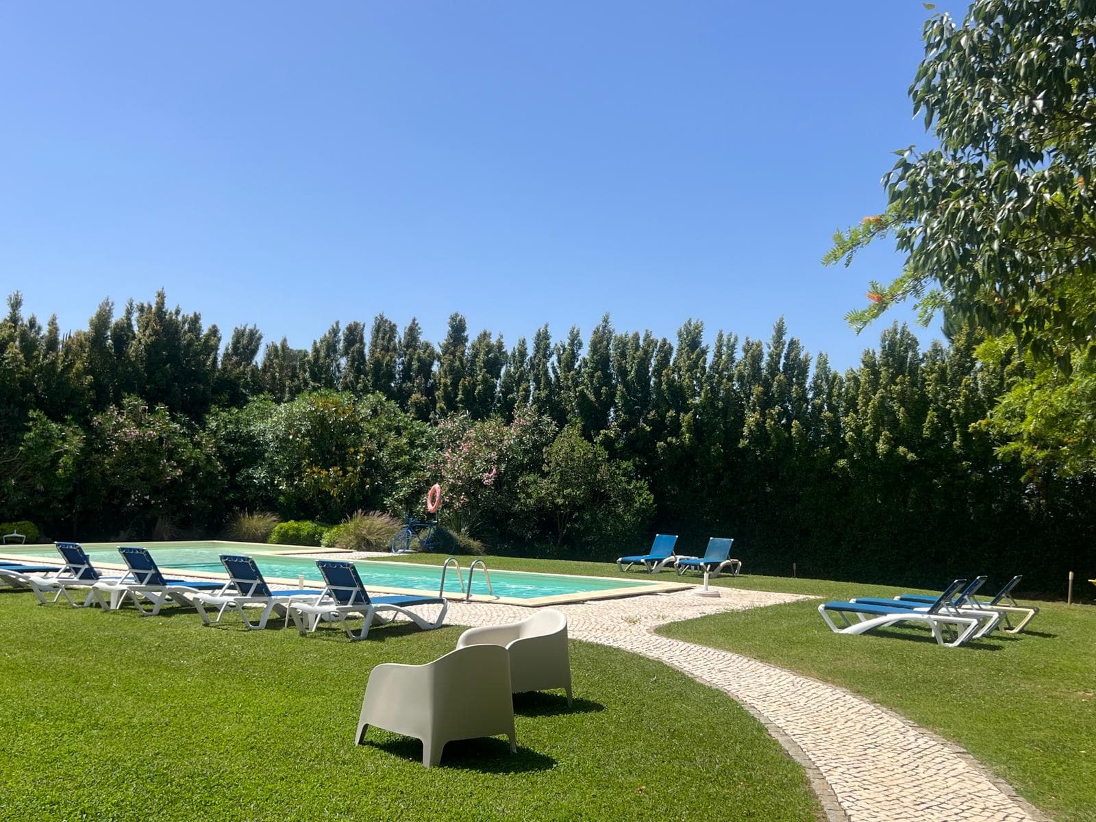 Jardim e piscina do hotel