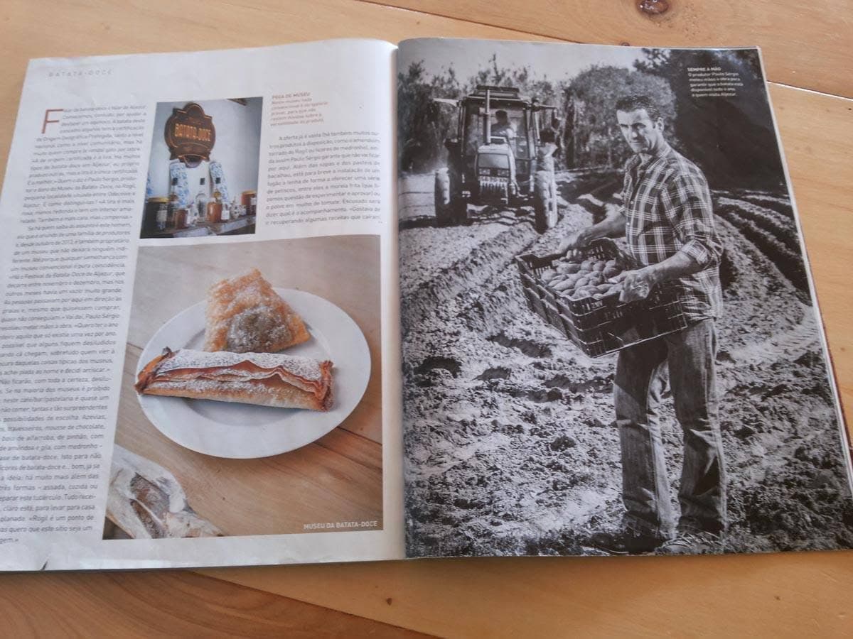 Reportagem de revista com Paulo Sérgio a carregar uma caixa de batata-doce no campo, em Aljezur