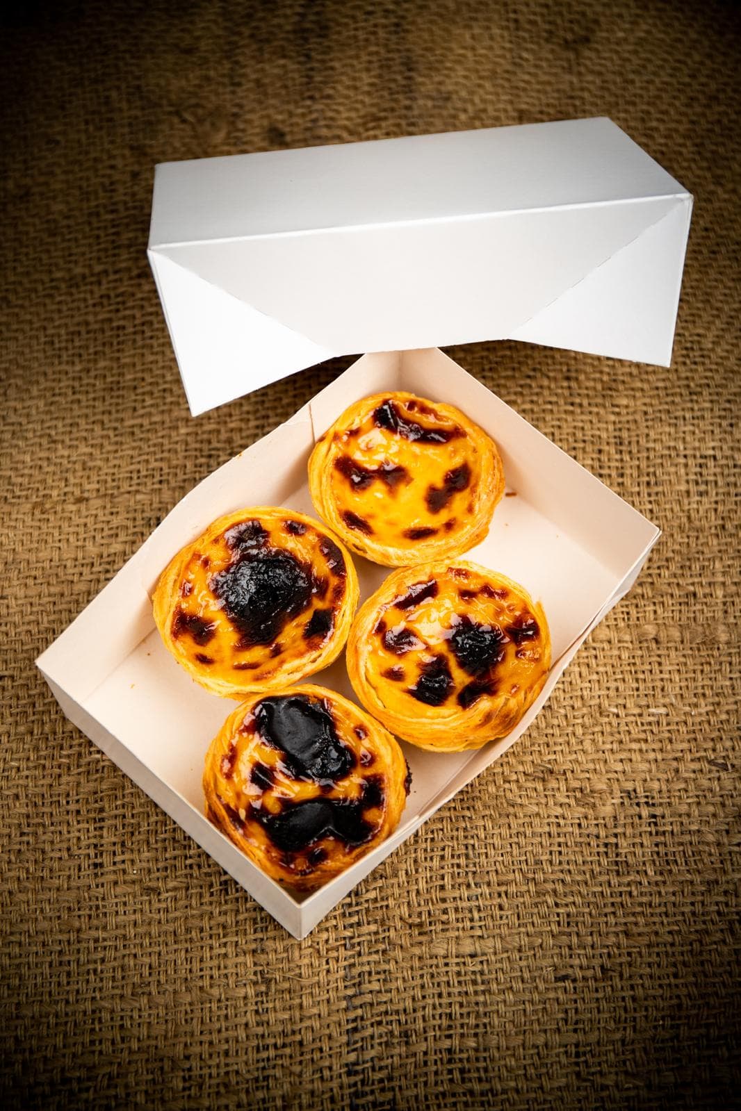 Diples de amêndoa recém-saídos do forno