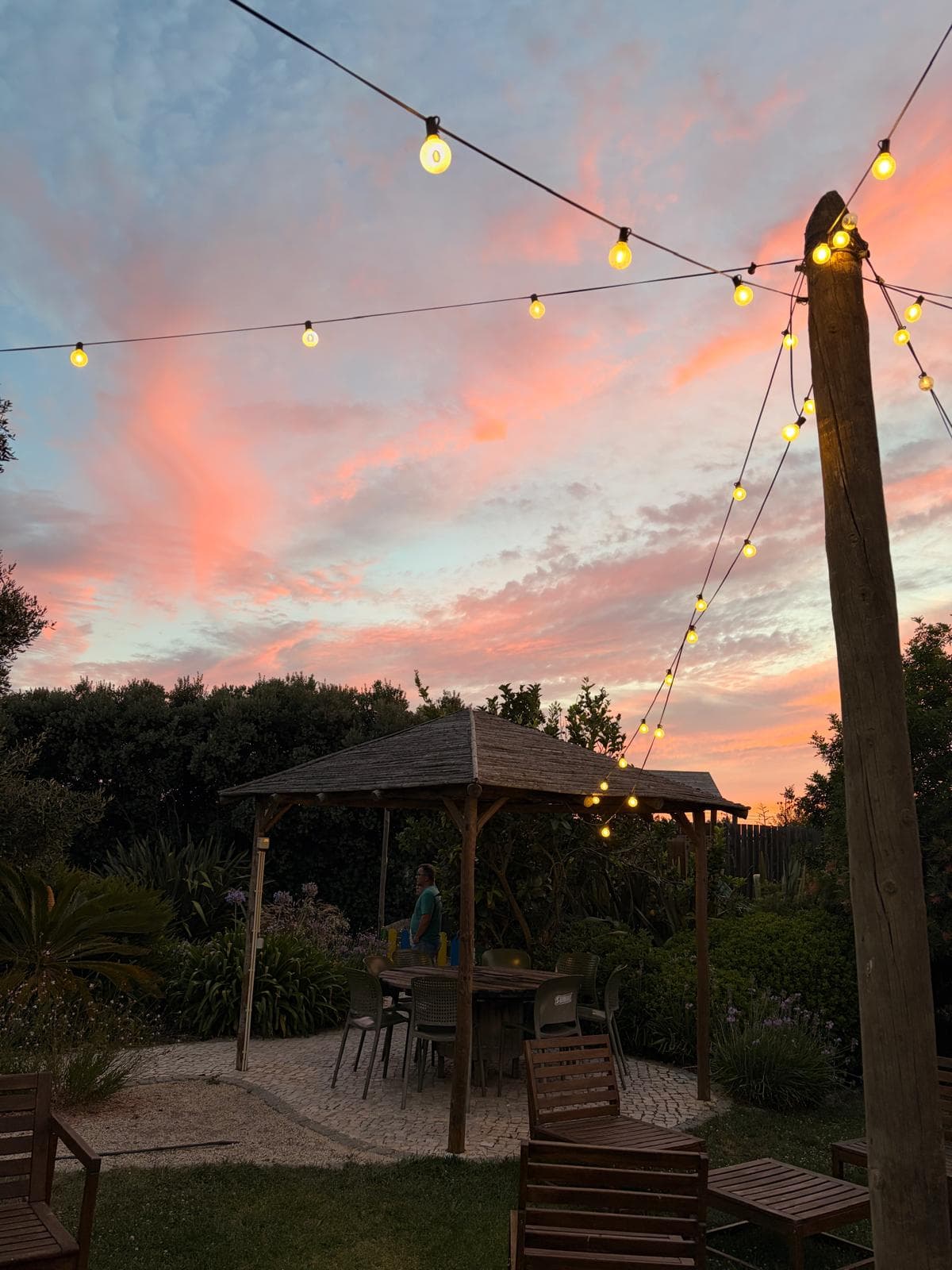 Gazebo do Museu da Batata Doce ao pôr-do-sol, com luzes de festão acesas