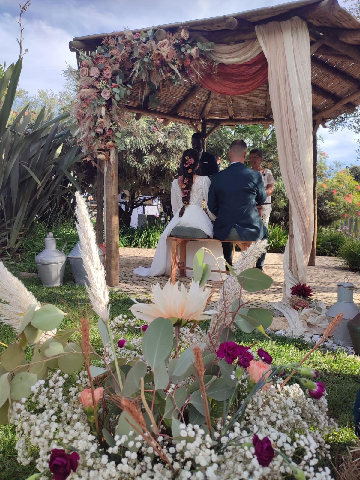 Cerimónia sob o gazebo florido