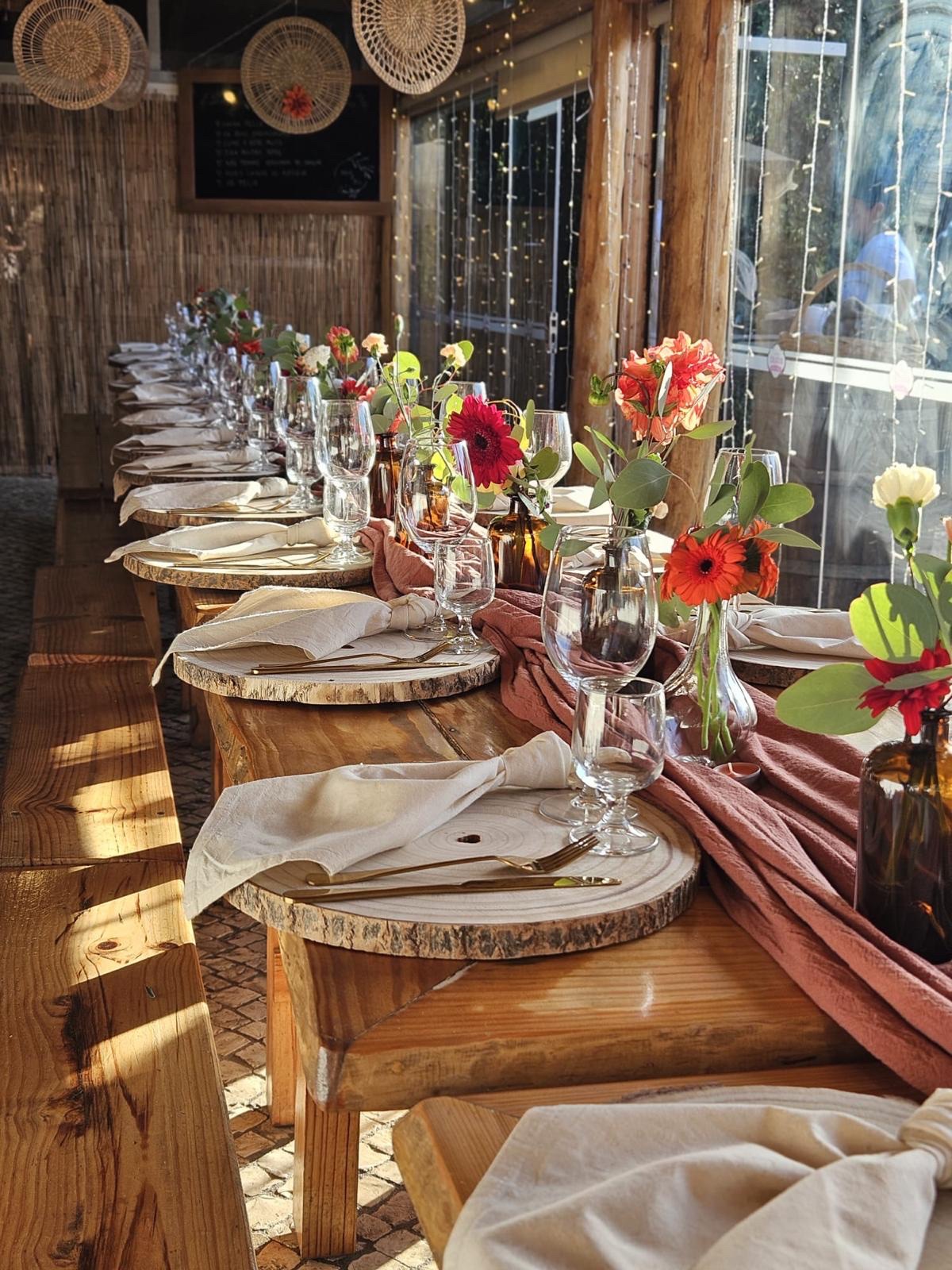Mesa posta com toalha terracota e flores