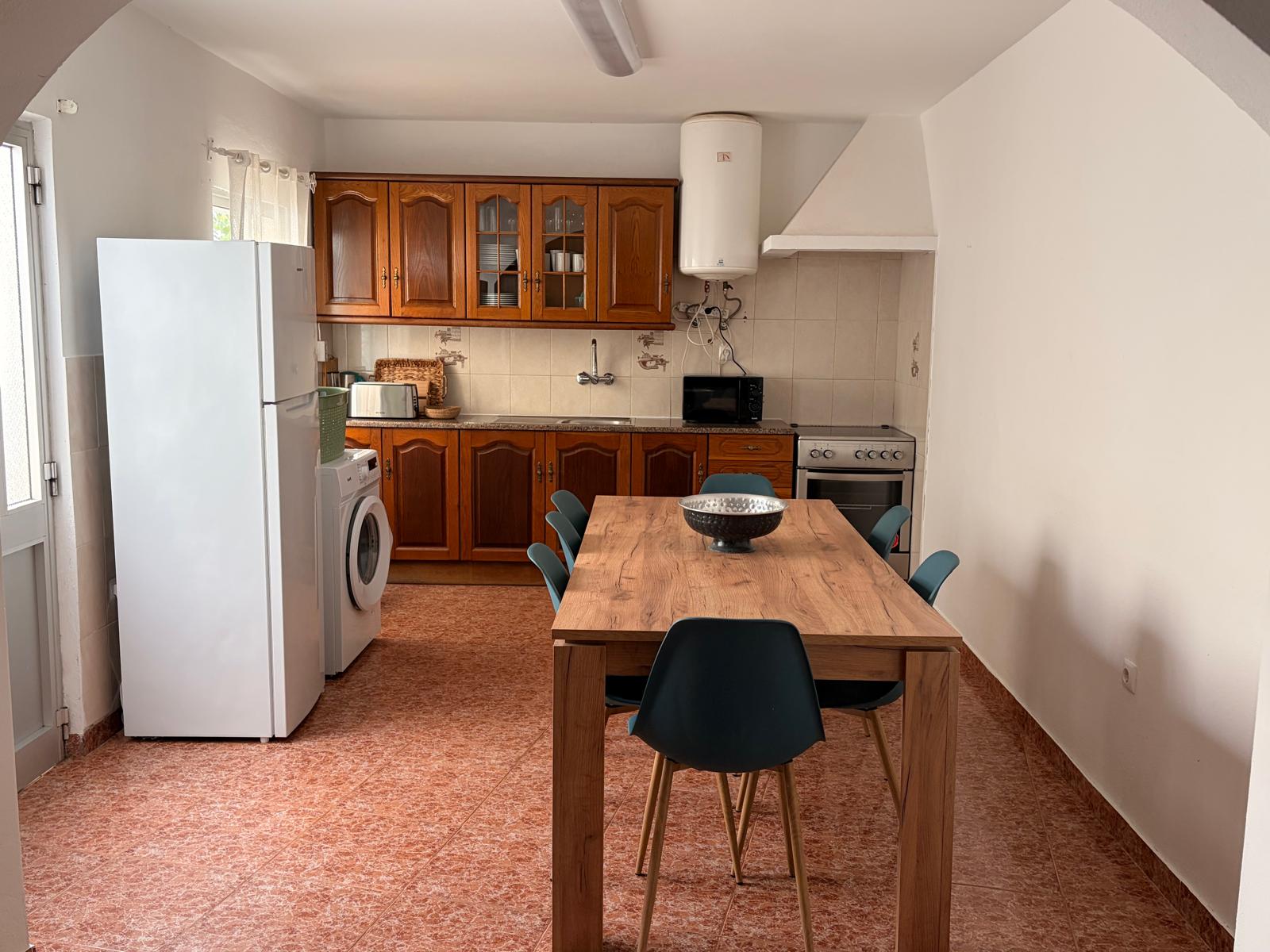 Cozinha equipada, com mesa de seis lugares