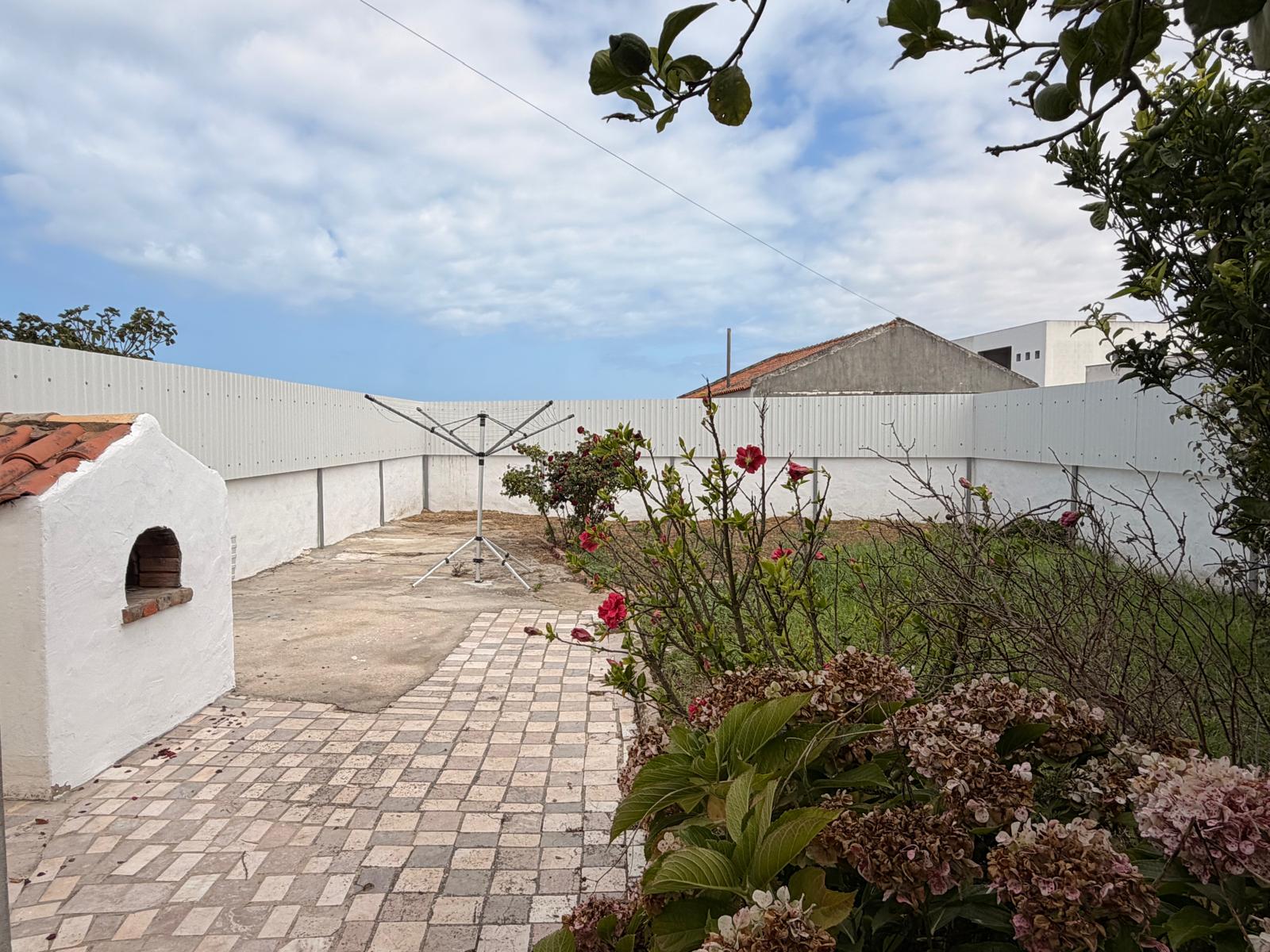 Quintal murado, com forno de lenha
