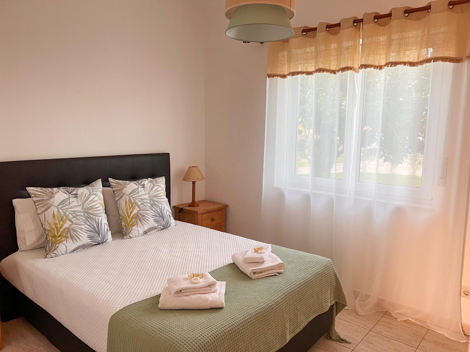 Quarto de casal com mesa de cabeceira