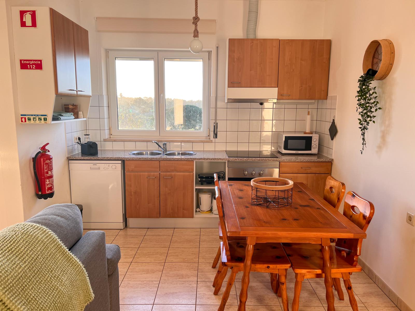 Cozinha equipada, com mesa de jantar