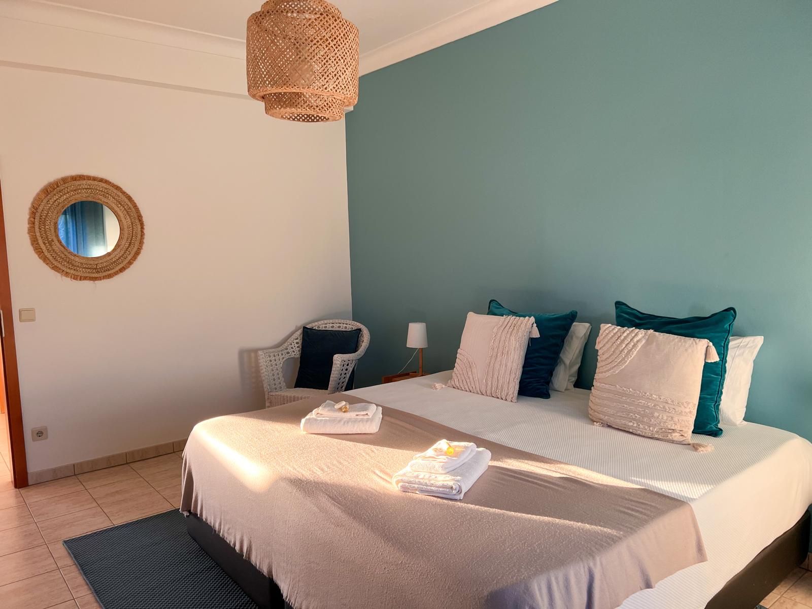 Quarto de casal, com parede em verde-água