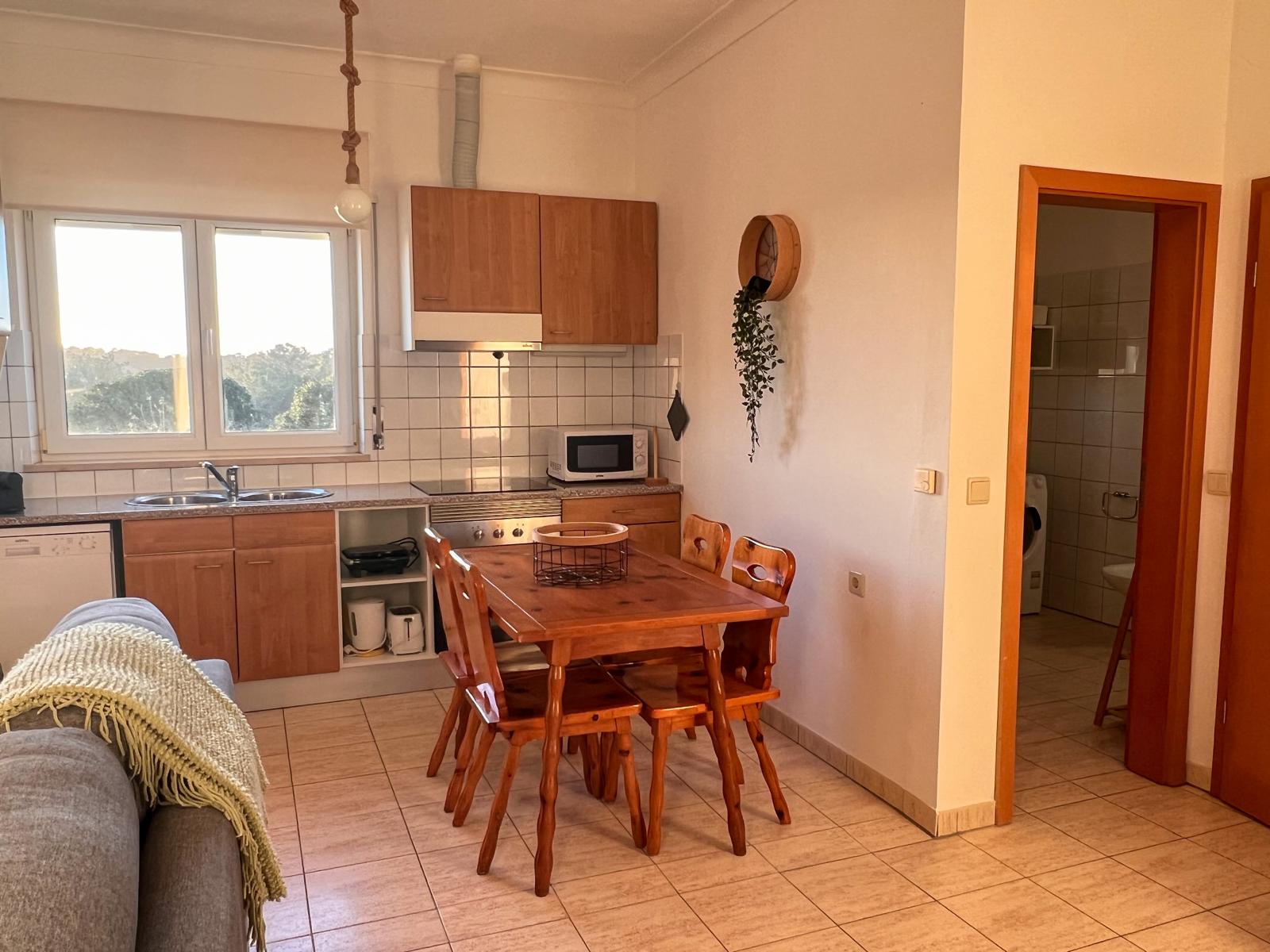 A cozinha aberta sobre a sala, com janela virada para o campo